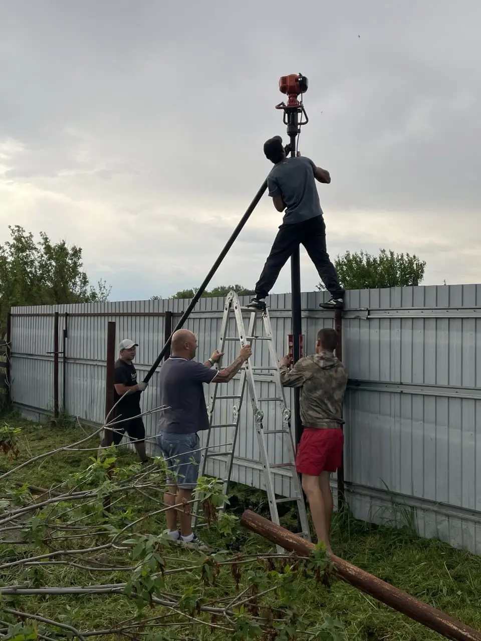 Оголовок 200×200 приварен по уровню — объект 31