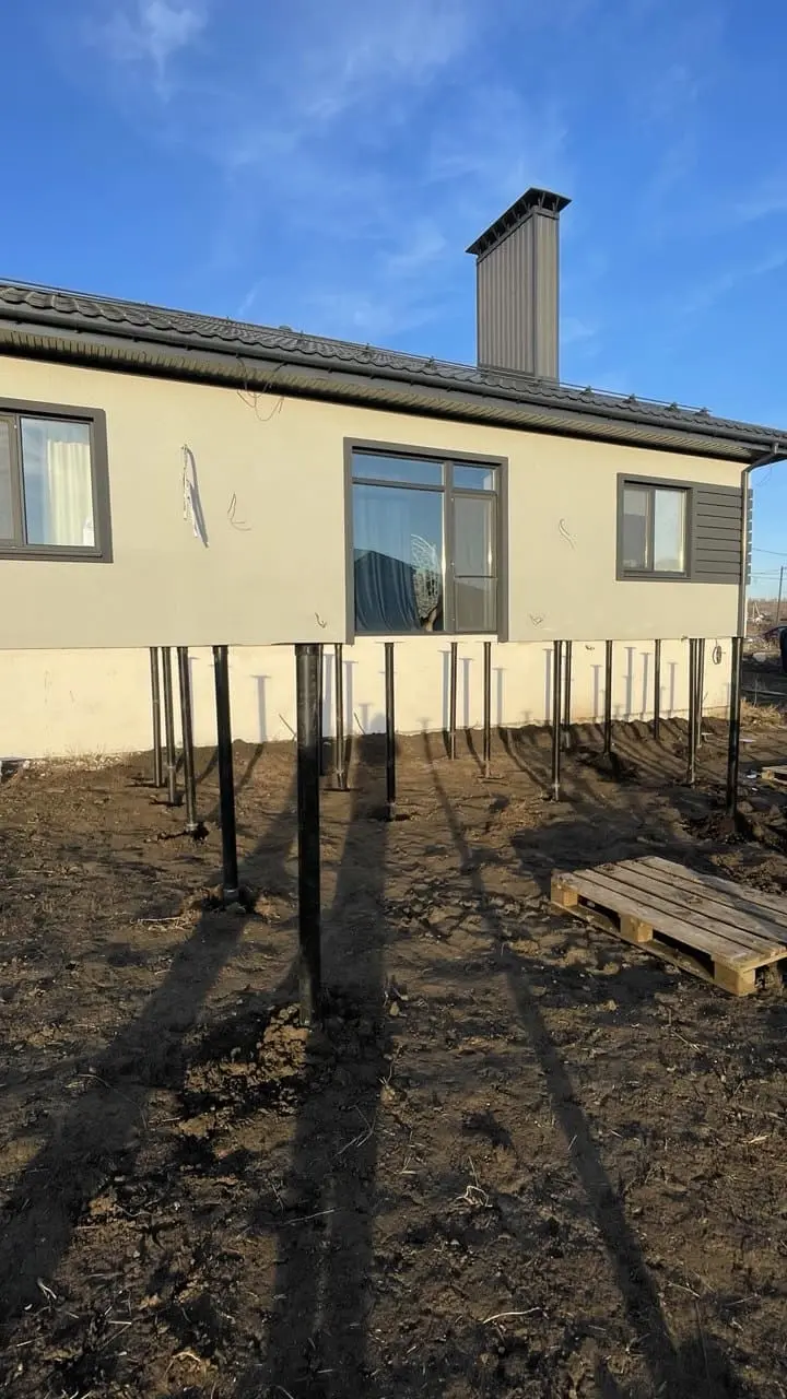 Пирс на винтовых сваях у воды — объект 9